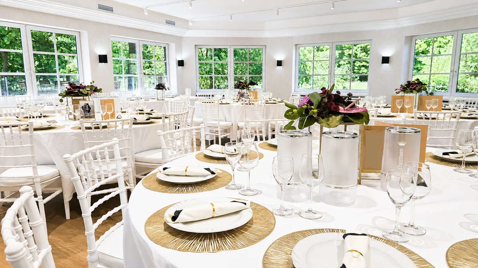 Festlich eingedeckter Saal im Lahder Krug Eventhaus in Petershagen-Lahde