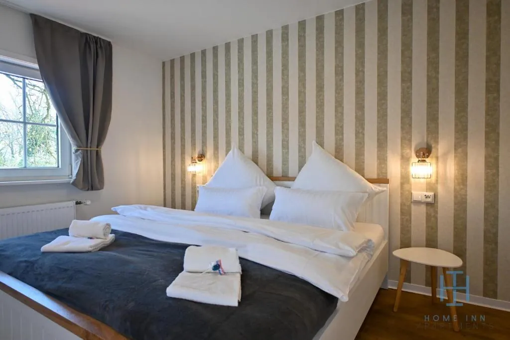 Schlafzimmer mit Doppelbett in den Home Inn Apartments