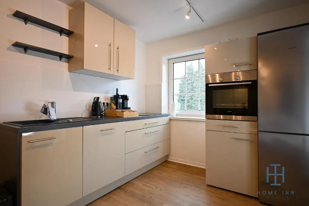 Küche mit Backofen und Kühlschrank