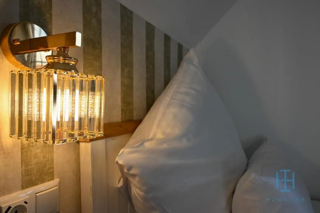 Wandleuchte am Bett