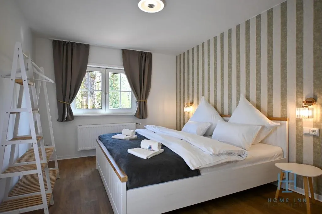 Schlafzimmer mit Doppelbett