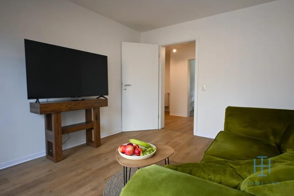 Wohnzimmer mit grünem Sofa